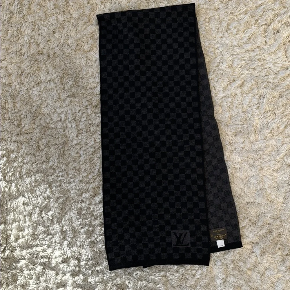 Louis Vuitton Wool Black and Grey Damier Scarf - Picture 2 of 4